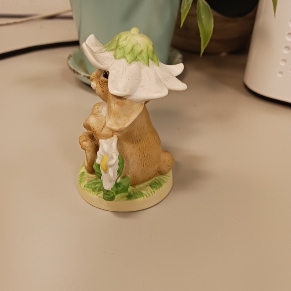 Happy Smiling Lop Earred Bunny sitting In a Field of Daisies Figurine /Whimsical - Picture 3 of 4